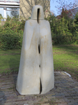 907370 Afbeelding van het beeldhouwwerk 'Cape' van Hanna (Johanna Fredrika) Mobach (1934) uit 1973, in 2014 geplaatst ...